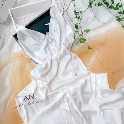 Váy lụa hai dây cúc ngọc trai